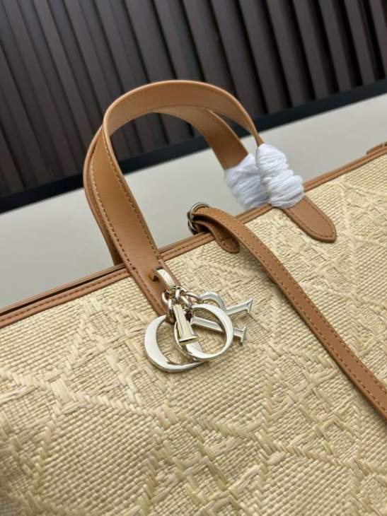 Picture of Dior Handbags _SKUfw239225374fw